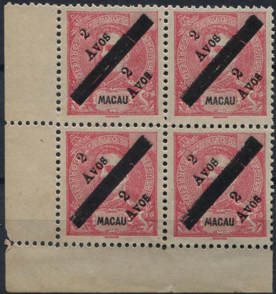 619.jpg -     Lote:    619                   Descrição:         1911 &mdash; D. Carlos I, com sobretaxa. MF145, 2 avos s/ 4 avos carmim. Quadra, canto de folha. Exemplar sem goma, como emitidos, sem defeitos nem reparações. Valor de catálogo &euro; 200,00.         *       Valor Base:     &euro; 40,00     Valor Venda:     &euro;      