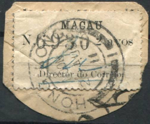 627.jpg -     Lote:    627                   Descrição:         1911 &mdash; Etiqueta. Tipografadas localmente, rúbrica a azul e numeração individual. MF148, 2 avos, preto, papel pontinhado, sobre pequeno fragmento obliterado com carimbo de Hong Kong (20.08.11). Exemplar sem defeitos nem reparações. Valor de catálogo &euro; 600,00.         FRG       Valor Base:     &euro; 125,00     Valor Venda:     &euro;      