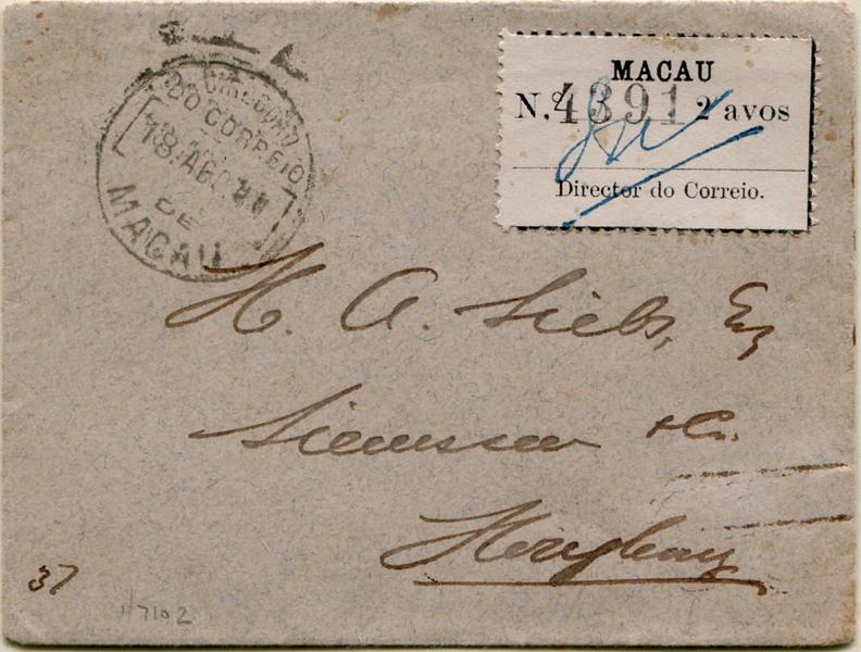 628.jpg -     Lote:    628                   Descrição:         1911 &mdash; Etiqueta. Tipografada localmente, rúbrica a azul e com numeração individual. MF148, 2 avo preto, papel avergoado, denteado 12 de linha em sobrescrito circulado de Macau (18.08.11) para Hong Kong (19.08.11). Exemplar sem defeitos nem reparações.          *       Valor Base:     &euro; 250,00     Valor Venda:     &euro;      