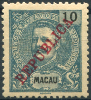 640.jpg -     Lote:    640                   Descrição:         1913 &mdash; D. Carlos I Mouchon, com sobrecarga REPUBLICA tipografada localmente. MF189A, 10 avos azul esverdeado, papel liso a pontinhado leve, denteado 11 Ÿ x12. Exemplar novo, sem goma como emitido, sem defeitos nem reparações. Exemplar raro e de excelente qualidade. Certificado de peritagem de Leilões P. Dias, Lda. Não cotado.         *       Valor Base:     &euro; 7.000,00     Valor Venda:     &euro;      