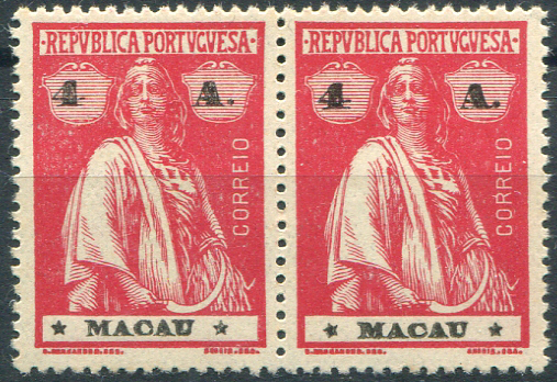 648.jpg -     Lote:    648                   Descrição:         1913/15 &mdash; Ceres. Par horizontal de selos autênticos, novos com goma original e sem sinal de charneira, de 4 avos, carmim, papel pontinhado vertical, denteado 15x14, com estrelas I/I e I/IV, MF 213a e 213e. Exemplar sem defeitos nem reparações e com boa cor. Certificado de peritagem de J. Miranda da Mota. Valor de catálogo &euro; 110.00.         ***       Valor Base:     &euro; 25,00     Valor Venda:     &euro;      
