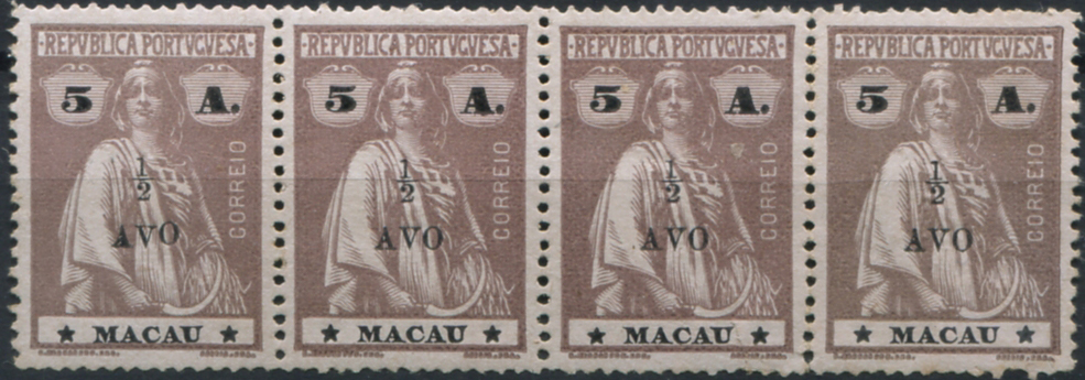 656.jpg -     Lote:    656                   Descrição:         1919 &mdash; Ceres, com sobretaxa. MF243, 1 avo s/ 5 avos castanho claro, papel porcelana, denteado 15x14. Tira horizontal com 4 selos, sem goma como emitidos, com boa cor, sem defeitos nem reparações. Valor de catálogo &euro; 260,00.         *       Valor Base:     &euro; 60,00     Valor Venda:     &euro;      