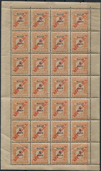 671.jpg -     Lote:    671                   Descrição:         1914 &mdash; Porteado. Emissão regular, com sobrecarga REPUBLICA tipografada localmente. MF POR27, 5 avos, laranja. Folha completa com 28 selos, com goma original sem charneira. Exemplar sem defeitos nem reparações. Valor de catálogo &euro; 504,00.         ***       Valor Base:     &euro; 75,00     Valor Venda:     &euro;      