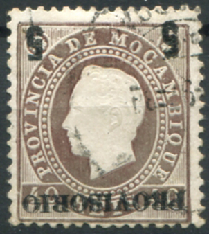 696.jpg -     Lote:    696                   Descrição:         1893 &mdash; D. Luís I, fita direita, com sobretaxa, tipografada localmente. Sobretaxa tipo (4) a azul, com 4,5mm de altura nos algarismos "5". MF27, 5 s/ 40 reis castanho vermelho, papel porcelana, denteado 12 Ÿ. Exemplar usado, assinado no verso, sem defeitos nem reparações com boa cor e relevo, com sobretaxa INVERTIDA a preto autêntica. Certificado de peritagem de J. Miranda da Mota. Valor de catálogo &euro; 300,00.         O       Valor Base:     &euro; 75,00     Valor Venda:     &euro;      