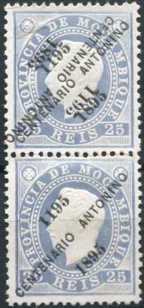 700.jpg -     Lote:    700                   Descrição:         1895 &mdash; D. Luís I, fita direita, com sobrecarga comemorativa do 7.º Centenário do Nascimento de S. António. MF44, violeta, papel porcelana, denteado 12 Ÿ. Par vertical. Exemplar sem goma, como emitido, sem defeitos nem reparações, com DUPMA SOBRECARGA, uma delas INVERTIDA. MB e MR. Valor de catálogo &euro; 280,00         *       Valor Base:     &euro; 70,00     Valor Venda:     &euro;      