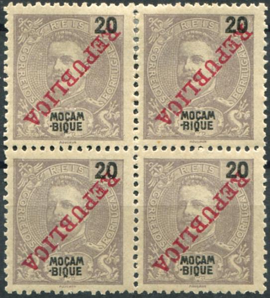 709.jpg -     Lote:    709                   Descrição:         1911 &mdash; D. Carlos I, Mouchon, com sobrecarga REPUBLICA da Casa da Moeda MF107, 20 reis, violeta cinzento, papel pontinhado vertical, denteado 11 Ÿ. Quadra com a sobrecarga INVERTIDA. Selos superiores com charneira e selos inferiores sem charneira. MB e R.         ***/**       Valor Base:     &euro; 35,00     Valor Venda:     &euro;      