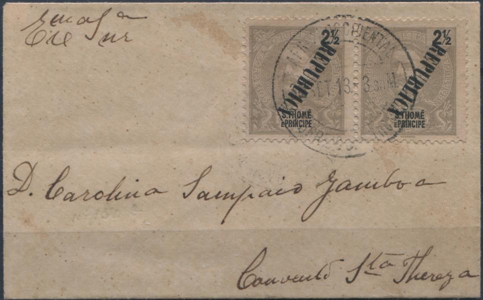 768.jpg -     Lote:    768                   Descrição:         1913 &mdash; D. Carlos I Mouchon, com sobrecarga REPUBLICA, tipografada localmente. MF121, 2 &frac12; reis, cinzento, papel liso a levemente pontinhado, denteado 11 Ÿ. Par horizontal em sobrescrito circulado em S. Tomé (03.09.13). Exemplar sem defeitos nem reparações, com a SOBRECARGA INVERTIDA, nos dois selos. MB e MR.         Carta       Valor Base:     &euro; 100,00     Valor Venda:     &euro;      