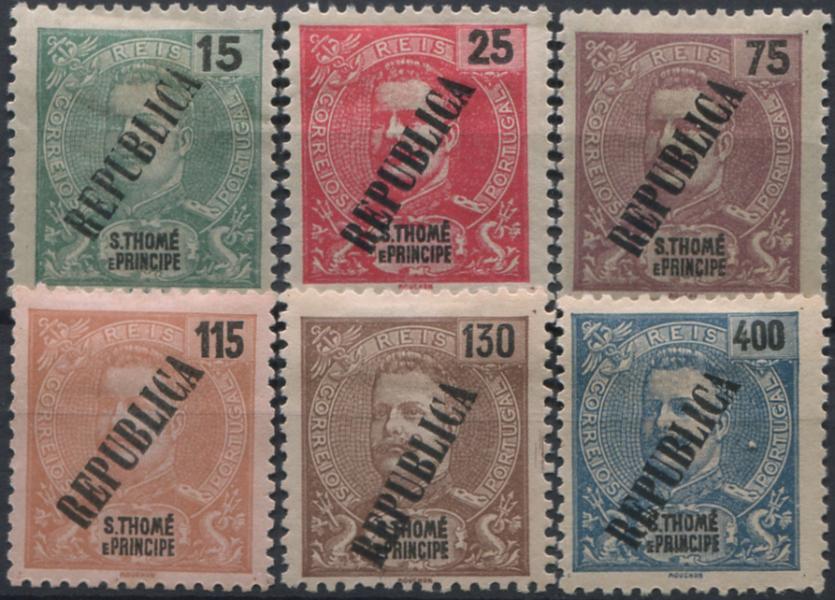 771.jpg -     Lote:    771                   Descrição:         1913 &mdash; D. Carlos I Mouchon. Selos de 1903, com sobrecarga REPUBLICA, tipografada localmente. MF 139/144. Série completa. Exemplares sem defeitos nem reparações. Selos de 15, 25 e 75 reis com goma original e charneira e restantes sem goma. Valor de catálogo &euro; 196,00.         **/*       Valor Base:     &euro; 35,00     Valor Venda:     &euro;      