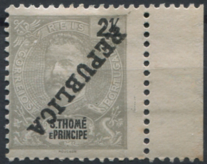 772.jpg -     Lote:    772                   Descrição:         1913 &mdash; D. Carlos I Mouchon. Selos de 1898, com sobrecarga REPUBLICA, zincogravada localmente. MF146, 2 &frac12; reis cinzento. Exemplar bordo de folha, novo, com sinal de charneira, sem defeitos nem reparações com a SOBRECARGA INVERTIDA.         **       Valor Base:     &euro; 20,00     Valor Venda:     &euro;      