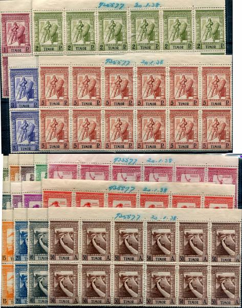 792.jpg -     Lote:    792                   Descrição:         1938 &mdash; Império Colonial Português. MF227/246. Série completa em blocos de 20 provas da 1.ª tiragem da emissão realizada em 20.01.1938, com goma original, pertencentes ao arquivo da empresa impressora dos selos "BRADBURY WILKINSON & C.º. Todas os blocos com inscrições manuscritas a azul com o n.º da obra "735577" e a data da realização da 1.ª tiragem "20.1.38". Exemplares raros, com goma original sem sinal de charneira, com boa cor, sem defeitos ou reparações. Valor de catálogo dos selos &euro; 6.400,00         PRV       Valor Base:     &euro; 600,00     Valor Venda:     &euro;      