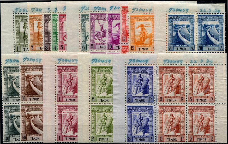 794.jpg -     Lote:    794                   Descrição:         1938 &mdash; Império Colonial Português. MF227/246. Série completa em quadras, com provas da 3.ª tiragem da emissão realizada em 22.3.39, com goma original com alguns defeitos, pertencentes ao arquivo da empresa impressora dos selos "BRADBURY WILKINSON & C.º. Todas as quadras com inscrições manuscritas a azul com o n.º da obra "738459" e a data da realização da 3.ª tiragem "22.3.39". Exemplares raros, com boa cor, sem defeitos ou reparações.         PRV       Valor Base:     &euro; 250,00     Valor Venda:     &euro;      