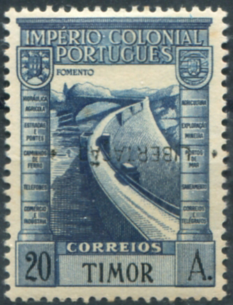 797.jpg -     Lote:    797                   Descrição:         1947 &mdash; Império Colonial Português, com sobretaxa LIBERTAÇÃO. MF259a, 20 avos azul, papel liso, denteado 13 &frac12; x 13. Exemplar com boa cor, sem reparações, com aflorações de óxido no verso, com a SOBRECARGA INVERTIDA. Certificado de peritagem de J. Miranda da Mota. Valor de catálogo &euro; 380,00.         **       Valor Base:     &euro; 90,00     Valor Venda:     &euro;      