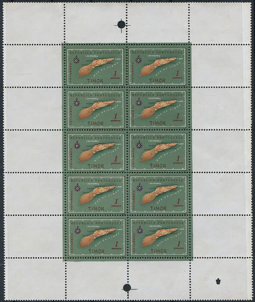 799.jpg -     Lote:    799                   Descrição:         1956 &mdash; Carta Geográfica de Timor. MF301, 1P. Folha completa com 10 provas de cor, com fundo em verde, denteadas, com goma e denteadas, com bandas em branco, similares às provas, também denteadas. Exemplar sem defeitos nem reparações. MB e MR.         PRV       Valor Base:     &euro; 250,00     Valor Venda:     &euro;      