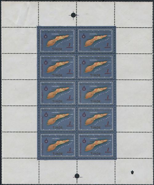 800.jpg -     Lote:    800                   Descrição:         1956 &mdash; Carta Geográfica de Timor. MF301, 1P. Folha completa com 10 provas de cor, com fundo em azul elétrico, denteadas, com goma e denteadas, com bandas em branco, similares às provas, também denteadas. Exemplar sem defeitos nem reparações. MB e MR.         PRV       Valor Base:     &euro; 250,00     Valor Venda:     &euro;      