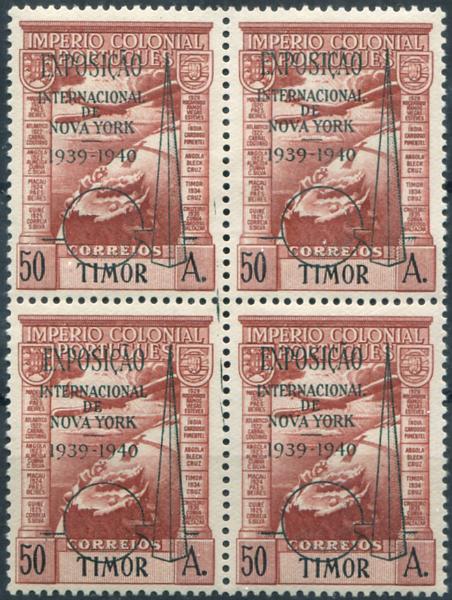 808.jpg -     Lote:    808                   Descrição:         1938 &mdash; Correio aéreo. Império Colonial Português, com sobrecarga a preto "EXPOSIÇÃO INTERNACIONAL DE NOVA YORK / 1939-1940". MF CA7a, 50 avos castanho vermelho. Quadra com selos novos sem sinal de charneira, boa cor, sem defeitos nem reparações. MB e MR. Certificado de peritagem de Leilões P. Dias, Lda. Valor de catálogo &euro; 900,00.         ***       Valor Base:     &euro; 300,00     Valor Venda:     &euro;      
