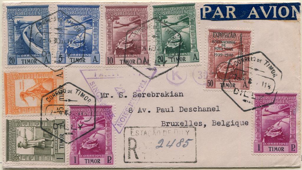 809.jpg -     Lote:    809                   Descrição:         1938 &mdash; Império Colonial Português + Correio aéreo * Império Colonial Português com sobrecarga "Exposição Internacional de Nova York 1939-1940". Sobrescrito circulado por cia aérea, registado, de Dili (02.04.40) para Bruxelas, com trânsito por Singapura, com selos de 1 avo, 15 avos, 20 avos MF227, 236 e 237 + 5 avos, 10 avos, 20 avos e 2x1P, MF Ca4/6 e 9 + 50 avos MF CA7a. Exemplar sem defeitos nem reparações. MB e MR.         Aéreo       Valor Base:     &euro; 350,00     Valor Venda:     &euro;      