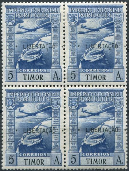 810.jpg -     Lote:    810                   Descrição:         1947 &mdash; Correio aéreo. Império Colonial Português, com sobretaxa LIBERTAÇÃO. MF CA18, 5 avos azul. Quadra de selos novos, com goma não original. Valor de catálogo &euro; 220,00.         (*)       Valor Base:     &euro; 40,00     Valor Venda:     &euro;      