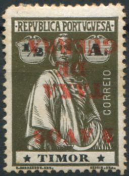 813.jpg -     Lote:    813                   Descrição:         1919 &mdash; Ceres, com sobrecarga "2 AVOS / TAXA / DE / GUERRA", tipografada localmente. MF IP1a, 2 avos s/ &frac12; avo, sépia, denteado 15x14. Exemplar sem reparações, com um canto curto, com goma original e charneira, com a SOBRECARGA INVERTIDA. Valor de catálogo &euro; 160,00.         *       Valor Base:     &euro; 40,00     Valor Venda:     &euro;      