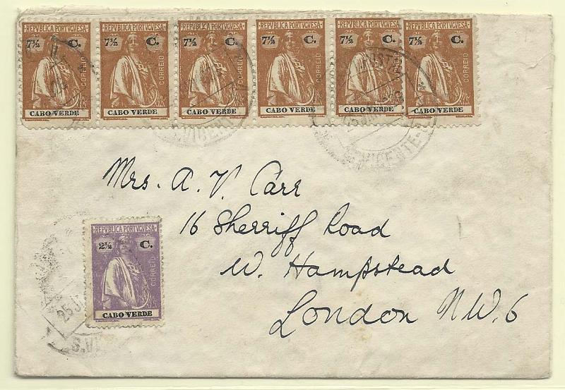 0208.jpg -     Lote:    208            Cabo Verde       Descrição:         1914 &mdash; Ceres. Sobrescrito circulado de S. Vicente (25.01.26) para Londres com selo de 2 &frac12; c CE142 + tira de 6 selos na frente e bloco de 15 selos no verso do valor de 7 &frac12; c sépia CE144, perfazendo o porte de 1$60 (1.º porte para países estrangeiros com  peso até 15g). MB e MR.        Carta       Valor Base:     &euro; 75,00     Valor Venda:     Retirado     