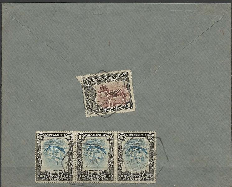 0287.jpg -     Lote:    287            Companhia do Niassa       Descrição:         192&frac12;3 &mdash; Motivos diversos. Sobrescrito circulado do Ibo (12.08.24) para Londres com tira de 3 selos de 20c CE119 + selo de 1$00 CE123. B.        Carta       Valor Base:     &euro; 150,00     Valor Venda:     &euro; 260,00       