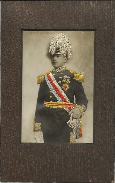 0526.jpg -     Lote:    526                   Descrição:         D. Manuel II. Fotografia emoldurada, com a assinatura do monarca. Lote a ver. MR.        FOTO       Valor Base:     &euro; 100,00     Valor Venda:     &euro; 100,00       
