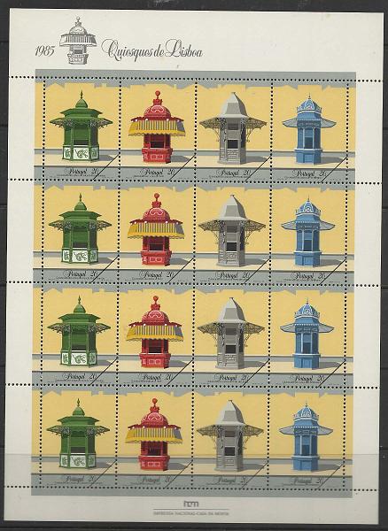 0707.jpg -     Lote:    707            Portugal       Descrição:         1985 &mdash; Quiosques de Lisboa. CE1692/95. Folha miniatura completa com selos traçados obliquamente a preto no canto inferior direito. Exemplares de oferta dos CTT.        PRV       Valor Base:     &euro; 25,00     Valor Venda:     &euro; 28,00       