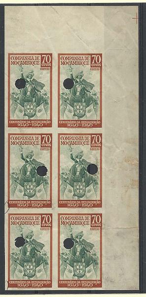 0734.jpg -     Lote:    734            Companhia de Moçambique       Descrição:         1940 &mdash; 3.º Centenário da Restauração de Portugal. CE202, 70c sépia e verde cinza. Bloco de 6 provas não denteadas, canto de folha. B e R.        PRV       Valor Base:     &euro; 30,00     Valor Venda:     Retirado     