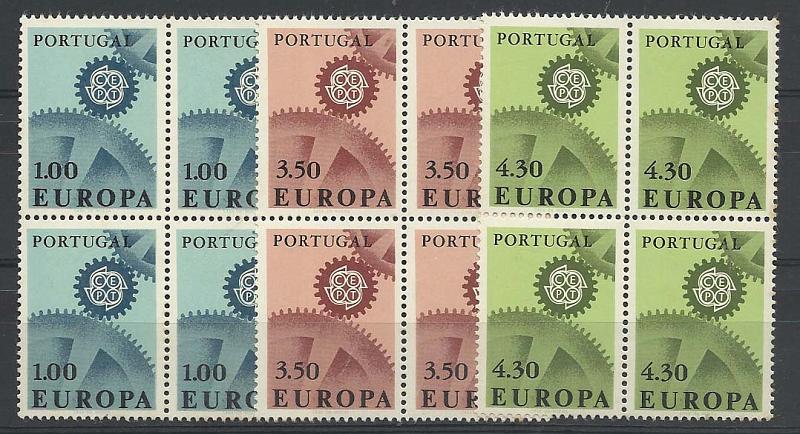 1085.jpg -     Lote:    1085            Portugal       Descrição:         1967 &mdash; Europa CEPT. CE997/999. Série completa em quadras. Quadra de 1$00 com ligeiras manchas no verso. Valor de catálogo &euro; 197,80.        ***       Valor Base:     &euro; 20,00     Valor Venda:     &euro; 20,00       