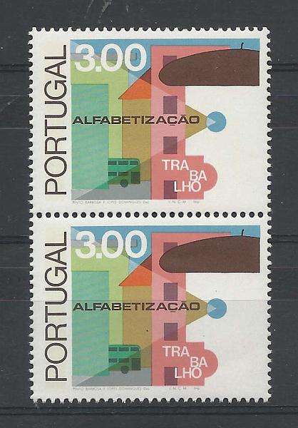 1093.jpg -     Lote:    1093            Portugal       Descrição:         1976 &mdash; Alfabetização. CE1294, 3$00 Autocarro. Par vertical em denteado 13 &frac12;. Valor de catálogo &euro; 87,40.        ***       Valor Base:     &euro; 12,00     Valor Venda:     &euro; 12,00       