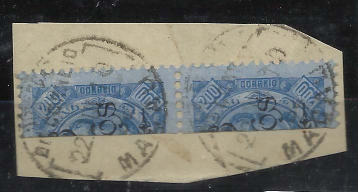 1234.jpg -     Lote:    1234            Macau       Descrição:         1902 &mdash; D. Carlos I com sobretaxa. CE117, 6 avos s/ 200 reis, azul s/ azul. Fragmento com par de selos bipartidos obliterados com carimbo de Macau. Valor de catálogo &euro; 106,00.        FRG       Valor Base:     &euro; 25,00     Valor Venda:     Retirado     