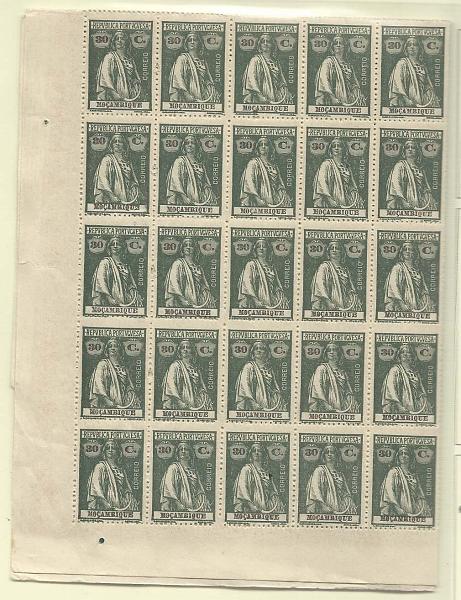 1291.jpg -     Lote:    1291            Moçambique       Descrição:         1922 &mdash; Ceres. CE241, 30c verde oliva, denteado 15x14. Folha completa com 180 selos. Três selos com defeito. Valor de catálogo &euro; 288,00.        ***       Valor Base:     &euro; 30,00     Valor Venda:     &euro; 32,00       