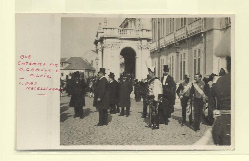 1956.jpg -     Lote:    1956      Lotes pelo Correio              Descrição:         Monarquia. 1908 &mdash; Enterro de D. Carlos e D. Luís. Largo das Necessidades. Fotográfico.        PI       Valor Base:     &euro; 15,00     Valor Venda:     Retirado     
