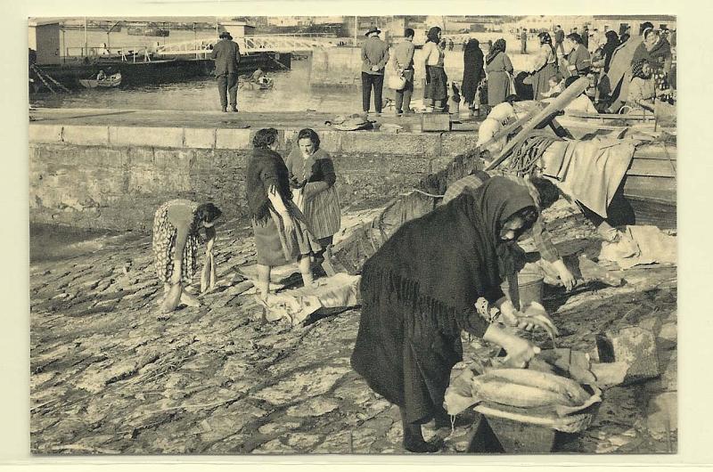 1974.jpg -     Lote:    1974      Lotes pelo Correio              Descrição:         Costumes Portugueses. Lote com dois postais. Filhas do Leça (Alvão) e Cais da Ribeira (Lisboa).        PI       Valor Base:     &euro; 7,00     Valor Venda:     Retirado     
