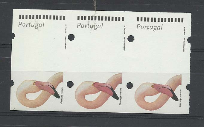2025.jpg -     Lote:    2025      Lotes pelo Correio       Portugal        Descrição:         2000 &mdash; Aves de Portugal. Flamingo. CE ETQ21. Tira com 3 etiquetas sem impressão do valor.        ETQ       Valor Base:     &euro; 4,00     Valor Venda:     Retirado     