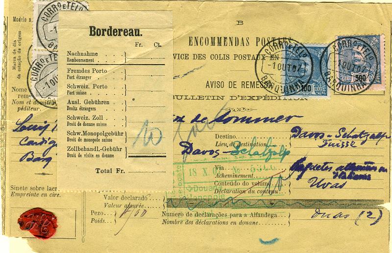 0132.jpg -     Lote:    132            Portugal       Descrição:         1895 &mdash; D. Carlos I Mouchon. Boletim de Expedição de encomenda remetida da Barquinha (01.01.07) para a Suiça (18.10.07), com dois selos de 2 &frac12; reis CE126 (porte de impresso) + selos de 100 e 300 reis CE135 e 138. MB e MR.        DOC       Valor Base:     &euro; 400,00     Valor Venda:     &euro; 400,00       
