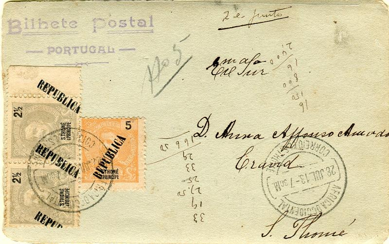 0325.jpg -     Lote:    325            S. Tomé e Príncipe       Descrição:         1913 &mdash; D. Carlos I Mouchon, com sobrecarga REPUBLICA tipografada localmente. Postal ilustrado circulado em S. Tomé (28.07.13) com par de selos de 2 &frac12; reis com a sobrecarga deslocada e invertida + selo de 5 reis CE121/122. B e MR.        PI       Valor Base:     &euro; 150,00     Valor Venda:     &euro; 180,00       