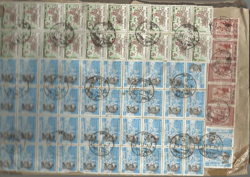 0334.jpg -     Lote:    334            S. Tomé e Príncipe       Descrição:         1938/54 &mdash; Império Colonial Português + Fundação da Cidade de S. Paulo + Viagem Presidencial. Sobrescrito de grandes dimensões circulado de S. Tomé (14.05.56) para Lisboa com 5 selos de 20$00 CE315 + 42 selos de 2$50 CE363 + 20 selos de 5$00 CE365.         Carta       Valor Base:     &euro; 25,00     Valor Venda:     &euro; 25,00       