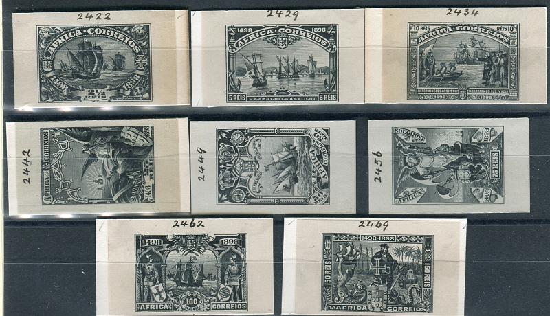 0776.jpg -     Lote:    776            África       Descrição:         1898 &mdash; 4.º Centenário do Descobrimento do Caminho Marítimo para a Índia, emissão para África. CE 1/8. Série completa de provas  a preto e branco, não denteadas, papel liso, impressas em talhe doce, coladas em cartão (com excepção dos valores de 50 e 75 reis), todas numeradas com o número da obra em manuscrito a preto. Primeiro dos dois conjuntos conhecidos. MB e MR.        PRV       Valor Base:     &euro; 750,00     Valor Venda:     &euro; 2.600,00       