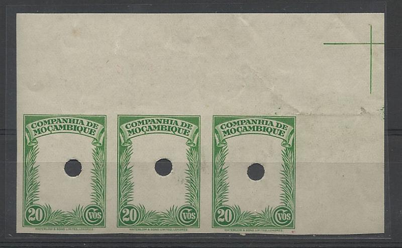 0793.jpg -     Lote:    793            Moçambique       Descrição:         1937 &mdash; Motivos locais. CE176, 20c verde. Bloco com 3 provas da moldura, canto de folha, não denteadas, em papel liso, com furos de segurança da casa impressora "Waterlow & Sons.        PRV       Valor Base:     &euro; 18,00     Valor Venda:     Retirado     