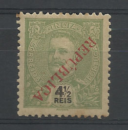 0850.jpg -     Lote:    850            Índia       Descrição:         1914 &mdash; D. Carlos I Mouchon, com sobrecarga REPUBLICA local. CE275, 4 &frac12; reis verde, com a sobrecarga invertida. Ligeiros pontos de óxido no verso.        **       Valor Base:     &euro; 5,00     Valor Venda:     &euro; 12,00       