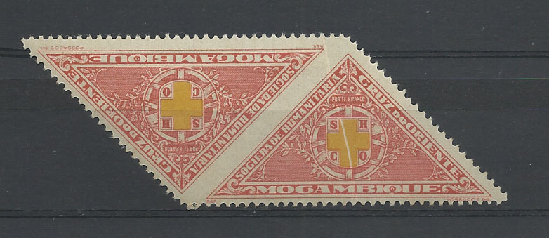 0872.jpg -     Lote:    872            Moçambique       Descrição:         1928 &mdash; Porte Franco. Emblema da Sociedade Cruz do Oriente. CE PF22. Par horizontal não denteado entre os selos. Selo da direita com vinco vertical.        ***       Valor Base:     &euro; 10,00     Valor Venda:     &euro; 12,00       