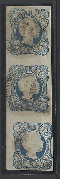 0900.jpg -     Lote:    900            Portugal       Descrição:         1856/58 &mdash; D. Pedro V. cabelos anelados. CE12, 25 reis azul, linhas duplas. Tira vertical de 3 selos.         O       Valor Base:     &euro; 25,00     Valor Venda:     Retirado     
