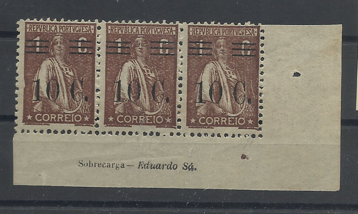 0995.jpg -     Lote:    995            Portugal       Descrição:         1928/29 &mdash; Ceres, com sobretaxa. CE455, 10c s/ 1c castanho, denteado 12x11 &frac12;.. Tira de três selos com inscrição marginal "Sobrecarga &mdash; Eduardo Sá".        ***       Valor Base:     &euro; 10,00     Valor Venda:     &euro; 16,00       