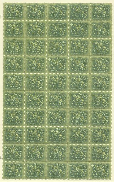 1035.jpg -     Lote:    1035            Portugal       Descrição:         1953 &mdash; Cavaleiro Medieval. CE767, 90c verde s/ verde amarelo. Bloco com 50 selos (um selo com ponto de óxido). Valor de catálogo &euro; 1.825,00.        ***       Valor Base:     &euro; 100,00     Valor Venda:     &euro; 100,00       
