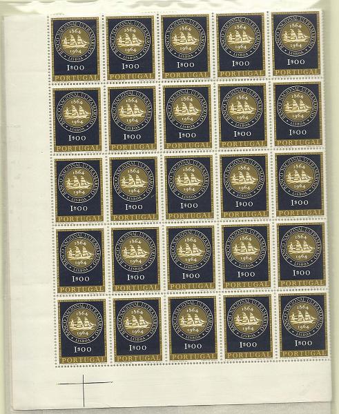 1039.jpg -     Lote:    1039            Portugal       Descrição:         1964 &mdash; 1.º Centenário do Banco Nacional Ultramarino. CE 928/930. Série completa em folhas de 100 selos. Valor de catálogo &euro; 965,00.        ***       Valor Base:     &euro; 50,00     Valor Venda:     &euro; 55,00       