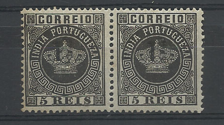 1178.jpg -     Lote:    1178            Índia       Descrição:         1881/83 &mdash; Coroa, com sobretaxa. CE66, 1 &frac12; s/ 5 reis preto, denteado 12 &frac12;. Par horizontal. O selo da direita com "1" em vez do traço de fracção e o selo da esquerda com "2" omisso em &frac12;.        ***       Valor Base:     &euro; 10,00     Valor Venda:     &euro; 10,00       