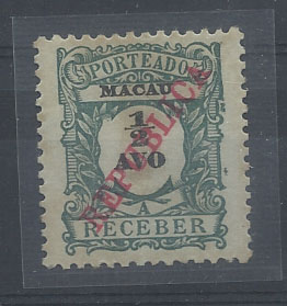 1232.jpg -     Lote:    1232            Macau       Descrição:         1914 &mdash; Porteado. Emissão regular, com sobrecarga REPUBLICA local a vermelho. CE POR23, &frac12; avo, verde azul, denteado 12, papel liso. Exemplar sem reparações, com manchas de óxido e sobrecarga autêntica. Certificado de Peritagem INEXFIP.        *       Valor Base:     &euro; 400,00     Valor Venda:     &euro; 650,00       