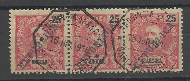 1447.jpg -     Lote:    1447            Angola       Descrição:         Carimbos octogonais &mdash; 1911 &mdash; D. Carlos I, Mouchon, com sobrecarga REPUBLICA. Tira horizontal de 3 selos de 25 reis carmim com carimbo a preto de "BAHIA DOS TIGRES".        O       Valor Base:     &euro; 6,00     Valor Venda:     &euro; 6,00       