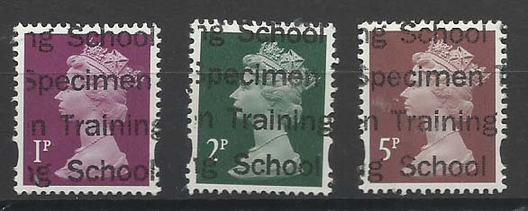 1571.jpg -     Lote:    1571                   Descrição:         Reino Unido. Rainha Elizabeth II. Lote de 3 selos de 1p, 2p e 5p, com sobrecarga "SPECIMEN TRAINING SCHOOL".        PRV       Valor Base:     &euro; 10,00     Valor Venda:     Retirado     