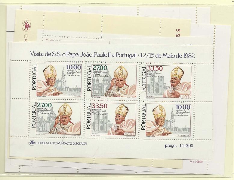 2568.jpg -     Lote:    2568      Lotes pelo Correio              Descrição:         Portugal. Lote com 5 blocos e alguns selos novos, sem sinal de charneira. Lote a ver.        Lote       Valor Base:     &euro; 5,00     Valor Venda:     &euro; 8,00       